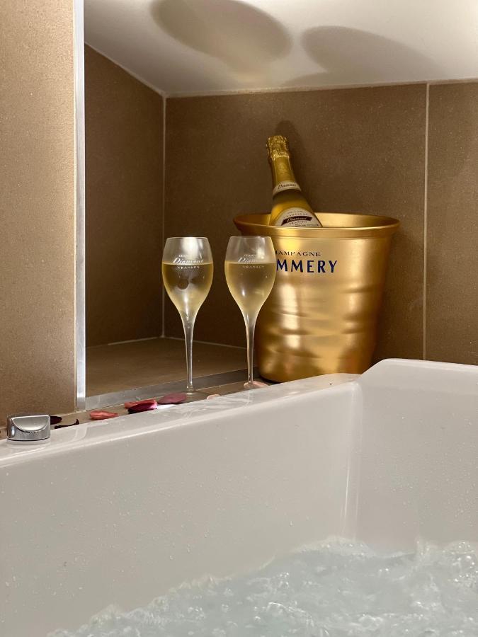 Cocon Blanc Calin Avec Jacuzzi Privatif - Loveroom Insolite Saint-Etienne  Exterior foto