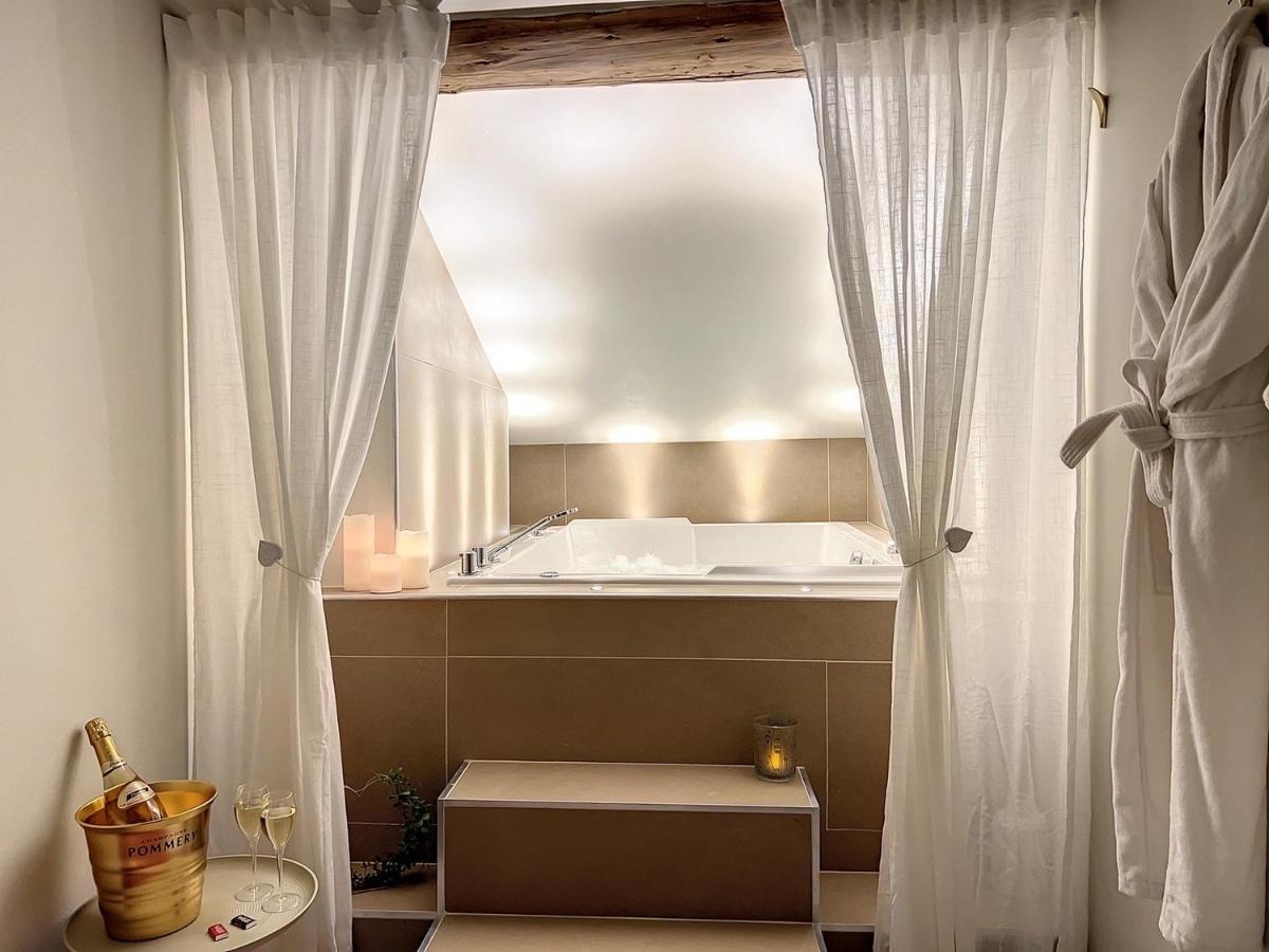 Cocon Blanc Calin Avec Jacuzzi Privatif - Loveroom Insolite Saint-Etienne  Exterior foto