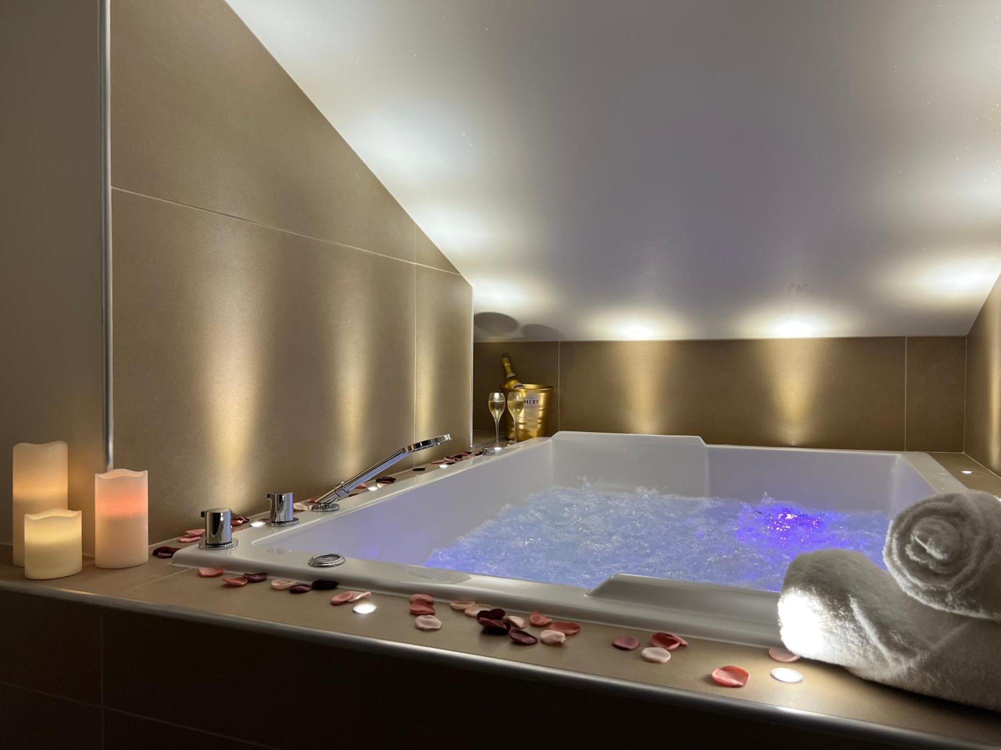 Cocon Blanc Calin Avec Jacuzzi Privatif - Loveroom Insolite Saint-Etienne  Exterior foto