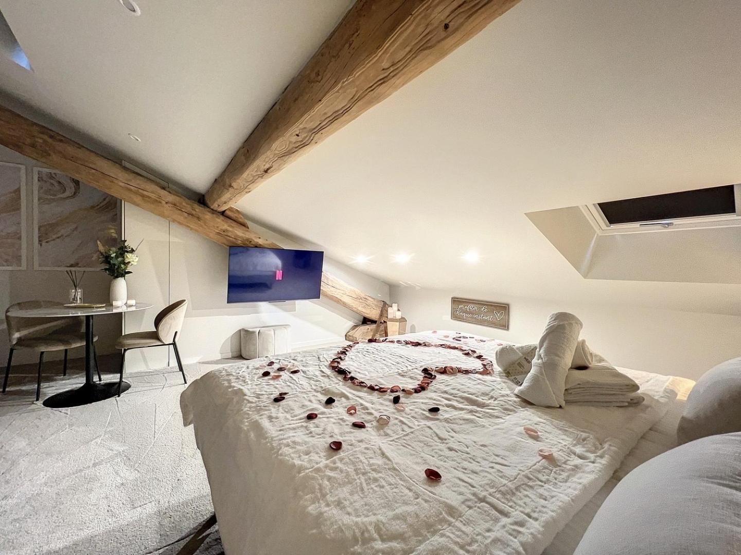 Cocon Blanc Calin Avec Jacuzzi Privatif - Loveroom Insolite Saint-Etienne  Exterior foto